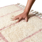Tapis berbère crème avec motifs roses testé à la main texture laine épaisse douce artisanat marocain