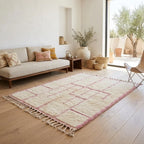 Tapis berbère crème avec motifs géométriques roses dans salon lumineux style bohème chic décoration naturelle