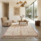 Tapis berbère crème à motifs roses dans salon moderne élégant ambiance chaleureuse et minimaliste
