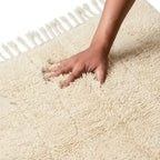 Tapis berbère crème uni testé à la main texture laine épaisse ultra douce artisanat marocain haut de gamme