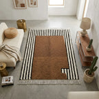 tapis berbère marron design minimaliste avec rayures noir et blanc, parfait pour salon moderne et décoration chaleureuse