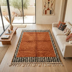 Tapis berbère ocre design minimaliste avec bordure graphique noir et beige, décoration moderne et élégante