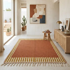 Tapis berbère ocre design minimaliste avec bordure graphique, parfait pour décoration moderne et chaleureuse