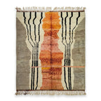 Tapis berbère Azilal artisanal en laine beige orange et noir aux motifs géométriques abstraits