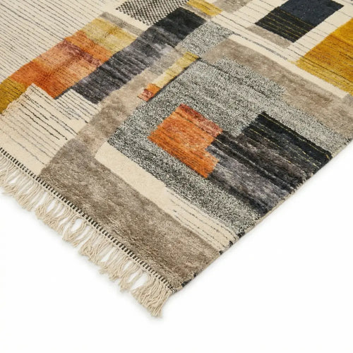 Détail des franges et finitions traditionnelles d’un tapis berbère géométrique multicolore
