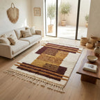 Tapis berbère ocre avec motifs géométriques dans un intérieur lumineux au style bohème et épuré