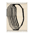 Tapis berbère Azilal blanc et noir aux motifs géométriques organiques et rayures graphiques fait main en laine