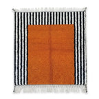 Tapis berbère Azilal orange terre de Sienne avec bordure à rayures noires et blanches et franges artisanales