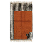 Tapis berbère Azilal orange terre de Sienne avec bordures à rayures noires et blanches en laine naturelle fait main