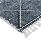 Détail tapis berbère gris avec franges blanches finition artisanale marocaine design authentique et durable
