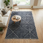 Tapis berbère gris motifs losanges dans salon bohème épuré ambiance chaleureuse et design minimaliste