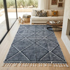Tapis berbère gris à motifs géométriques blancs dans salon moderne lumineux décoration naturelle élégante