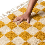 Tapis berbère jaune moutarde à carreaux testé à la main texture laine épaisse douce artisanat marocain premium