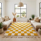 Tapis berbère jaune à motifs carreaux dans salon bohème chic ambiance chaleureuse et élégante