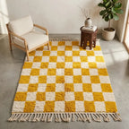 Tapis berbère jaune et crème à carreaux dans salon minimaliste lumineux décoration naturelle moderne