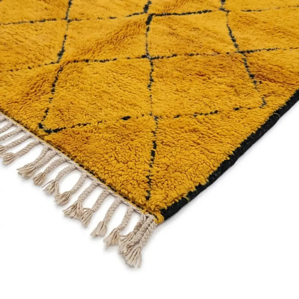 Détail tapis berbère jaune avec franges blanches et motifs lignes noires style minimaliste marocain