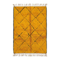 Tapis berbère jaune moutarde à losanges noirs style Azilal laine artisanale