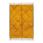 Tapis berbère jaune moutarde à losanges noirs style Azilal laine artisanale