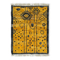 Tapis berbère Azilal jaune moutarde aux motifs géométriques noirs et gris tissé à la main en laine naturelle