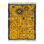 Tapis berbère Azilal jaune moutarde aux motifs géométriques noirs et gris tissé à la main en laine naturelle