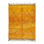 Tapis berbère Azilal jaune moutarde laine naturelle motifs géométriques artisanat marocain
