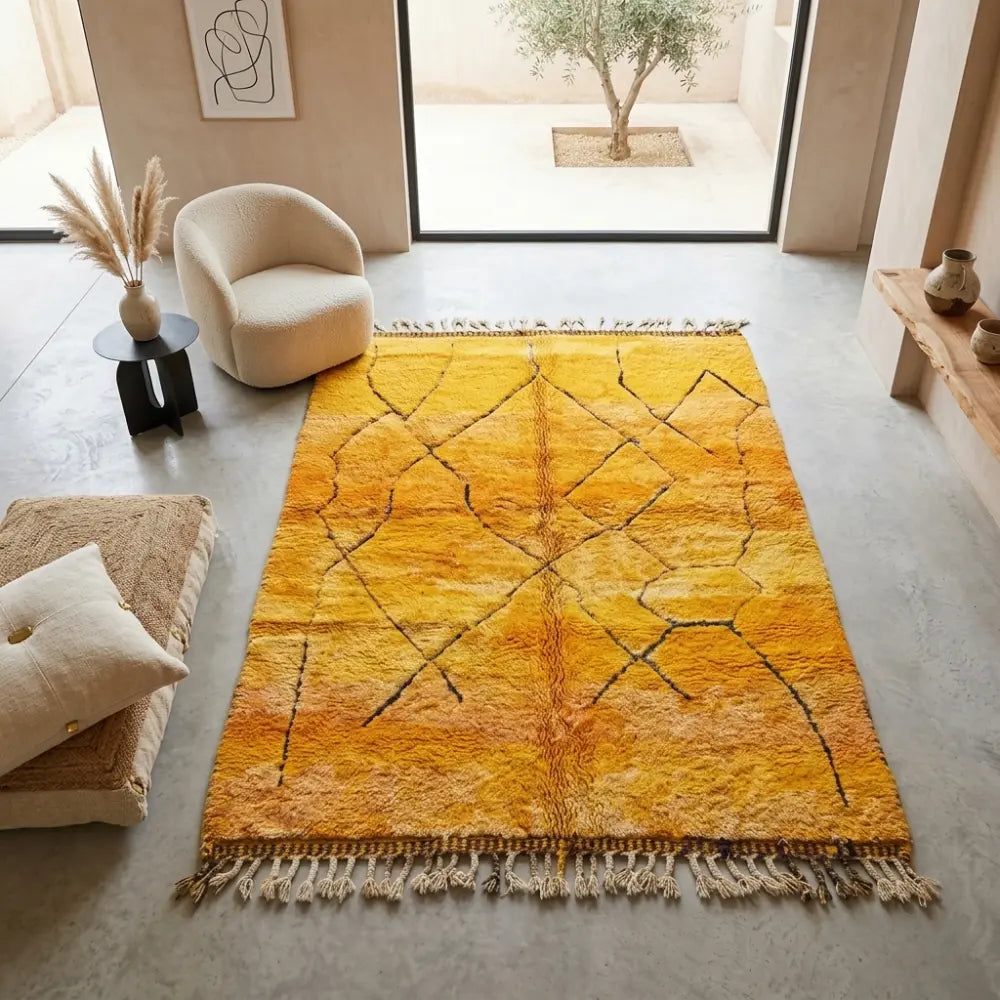 Tapis berbère jaune moutarde avec motifs géométriques noirs dans un salon moderne lumineux décoration bohème chic
