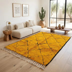 Tapis berbère jaune avec motifs graphiques dans salon bohème élégant ambiance chaleureuse et naturelle