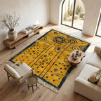 Tapis berbère jaune avec motifs graphiques noirs dans salon moderne bois naturel décoration chaleureuse