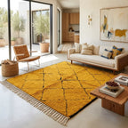 Tapis berbère jaune moutarde dans salon contemporain lumineux décoration naturelle chic et chaleureuse