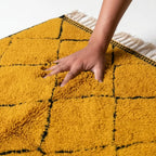 Tapis berbère jaune en laine douce testé à la main texture moelleuse qualité artisanale marocaine premium
