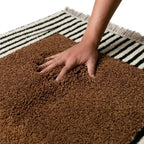 tapis berbère en laine marron douce, texture épaisse et moelleuse offrant confort et qualité artisanale haut de gamme