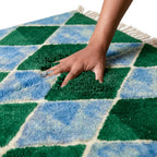 tapis berbère en laine douce vert et bleu, surface moelleuse et confortable pour un intérieur cosy et élégant
