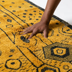Tapis berbère en laine épaisse jaune testé à la main texture moelleuse confort premium style marocain