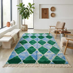 tapis berbère à motifs losanges vert et bleu en laine, parfait pour salon lumineux et décoration moderne bohème