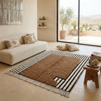 tapis berbère marron avec centre uni et bordures rayées noir blanc, idéal pour salon bohème chic et intérieur moderne
