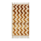 Tapis berbère Beni Ouarain en laine naturelle beige et marron motif chevrons ethniques avec franges.