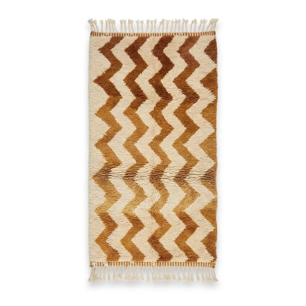Tapis berbère Beni Ouarain en laine naturelle beige et marron motif chevrons ethniques avec franges.