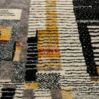 Gros plan sur tapis berbère aux motifs abstraits noir, beige et jaune, design contemporain et artistique