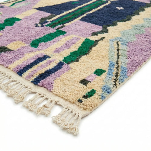 Détail des franges d’un tapis berbère multicolore avec finitions artisanales traditionnelles