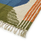 Détail tapis berbère multicolore avec franges et finitions artisanales motifs rayés marocains haut de gamme