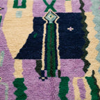 Gros plan sur tapis berbère multicolore avec motifs abstraits et texture laine épaisse artisanale