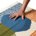 Tapis berbère multicolore bleu vert et terracotta en laine épaisse testé à la main texture douce artisanat marocain
