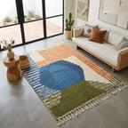 Tapis berbère multicolore avec motifs graphiques dans salon moderne élégant ambiance cosy et design