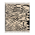 Tapis berbère Azilal blanc et noir motifs abstraits géométriques laine naturelle fait main Maroc.