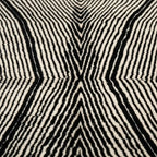 Tapis berbère noir et blanc à rayures géométriques, design graphique moderne et style bohème chic