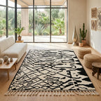 Tapis berbère noir et blanc dans salon lumineux ouvert sur jardin ambiance chaleureuse et naturelle