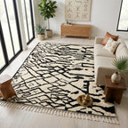 Tapis berbère noir et blanc à motifs abstraits dans salon moderne style bohème chic décoration naturelle