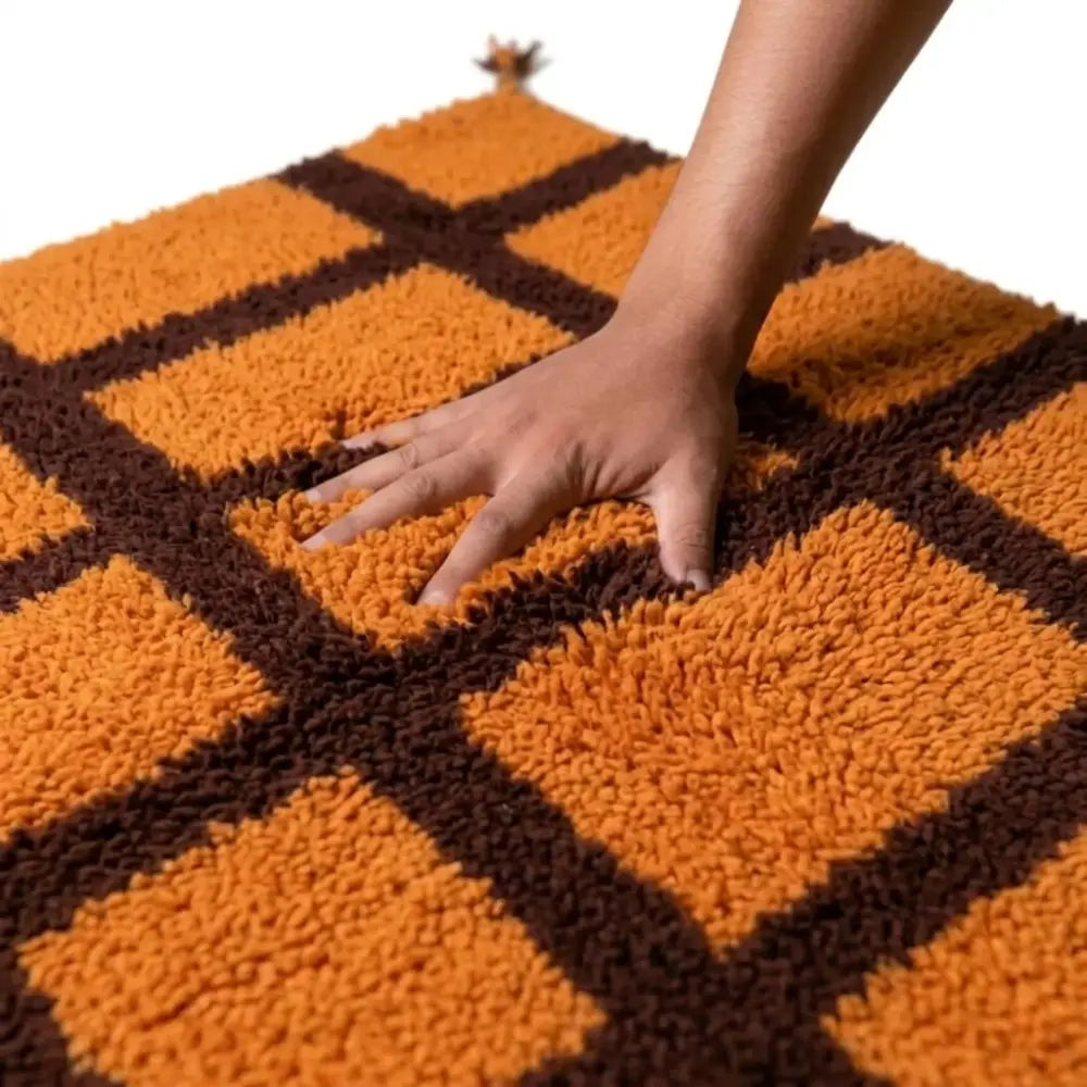 Tapis berbère orange à carreaux testé à la main texture laine douce et moelleuse artisanale