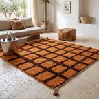 Tapis berbère orange à motifs carreaux marron dans salon bohème chic ambiance chaleureuse et naturelle