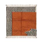 Tapis berbère moderne orange terre de sienne avec rayures noires et blanches en laine naturelle fait main